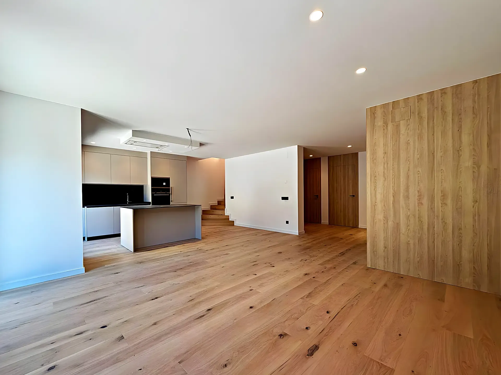 Espai comercial en obra acabada amb revestiment de roure i mobiliari central